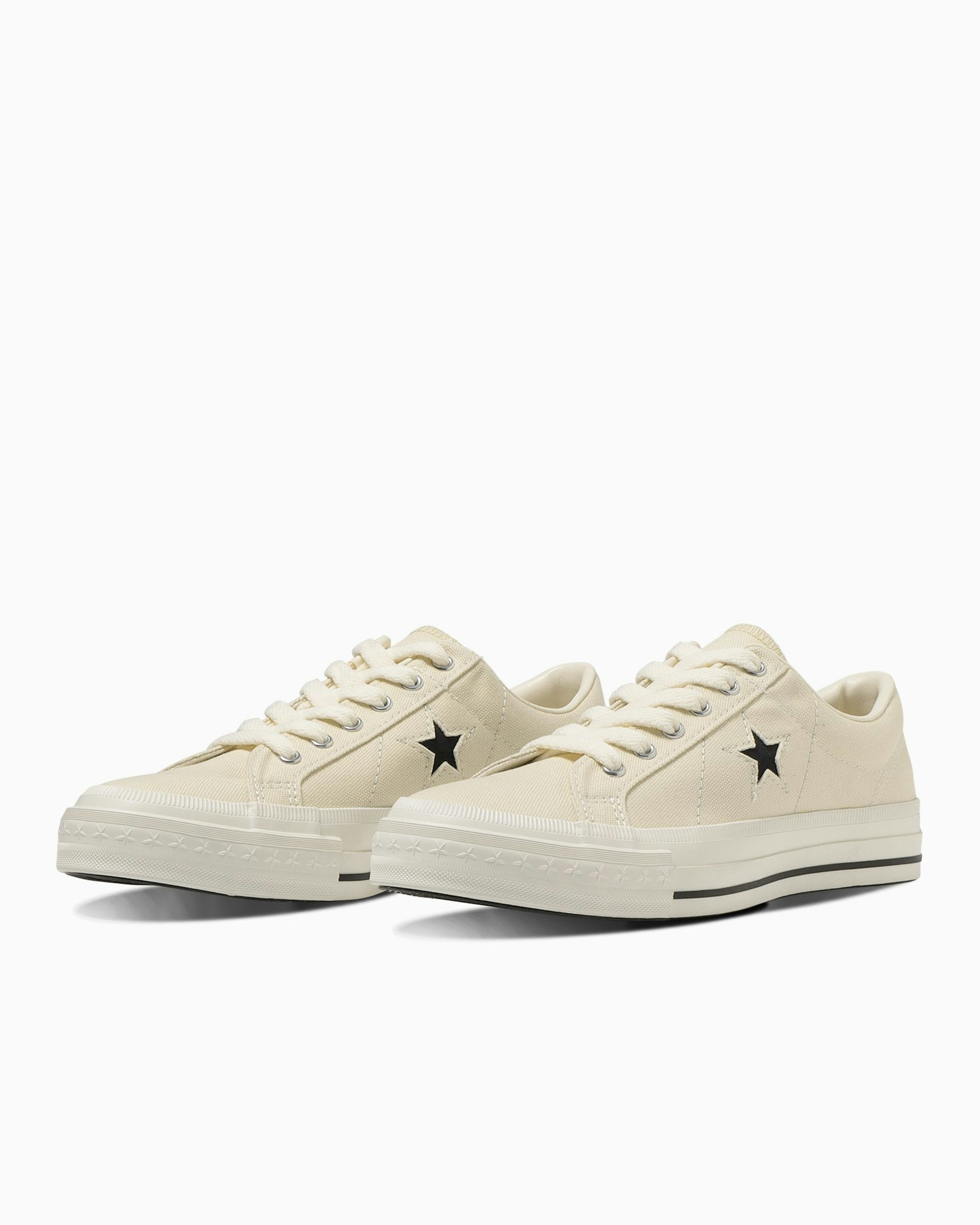 The Japan-made 'ONE STAR J VTG CANVAS' revived a fascinating canvas design from the 1990s from the limited 'TimeLine' line. The design faithfully recreates the original 1990s details, including the star motif on the toe guard, the small star, and the angular feather pattern. 20,900 yen (tax included)