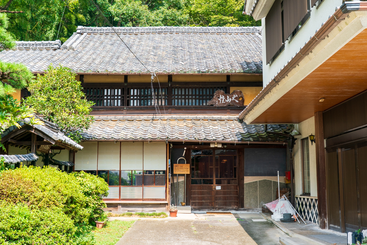 赤絵と雲錦が鮮やかな犬山焼、尾関作十郎陶房が繋ぐ御庭焼の歴史 | Artisan