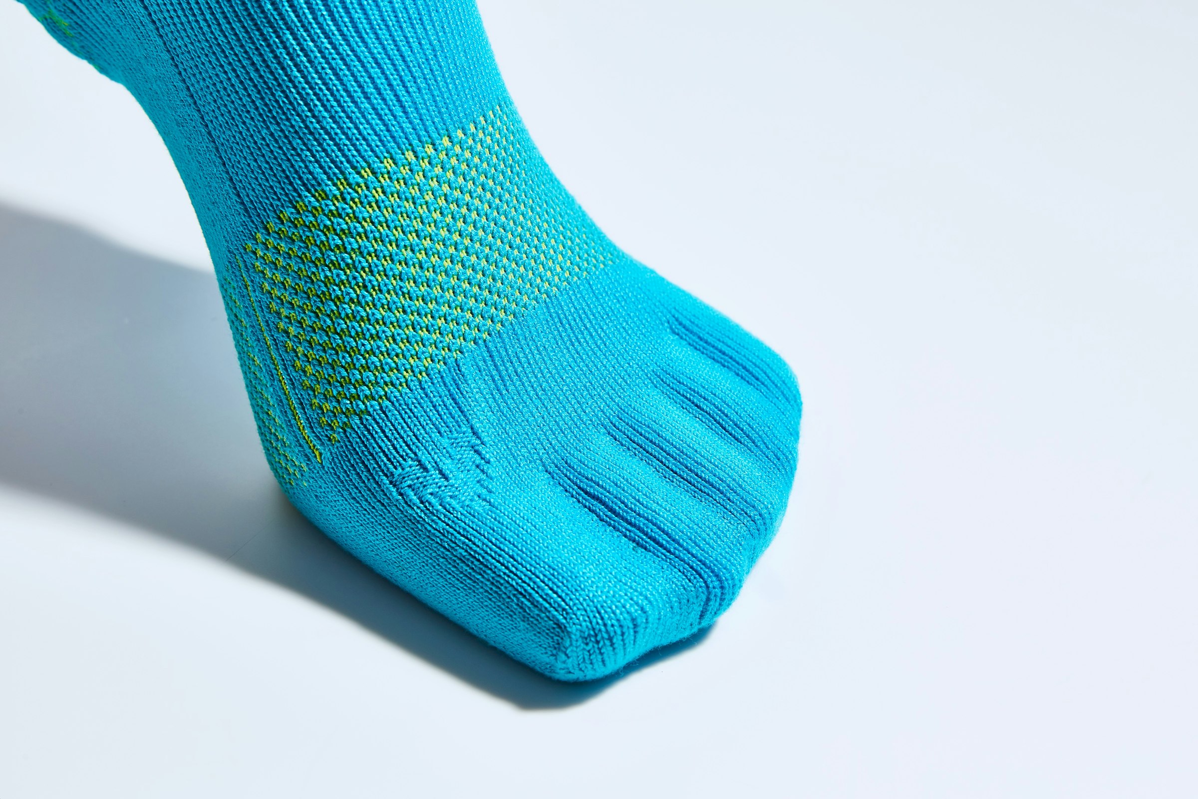 これまで5本指の靴下に抵抗があった人も、気軽に試せる見た目