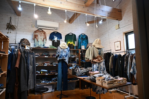 泥染で制作された多様なファッションアイテム