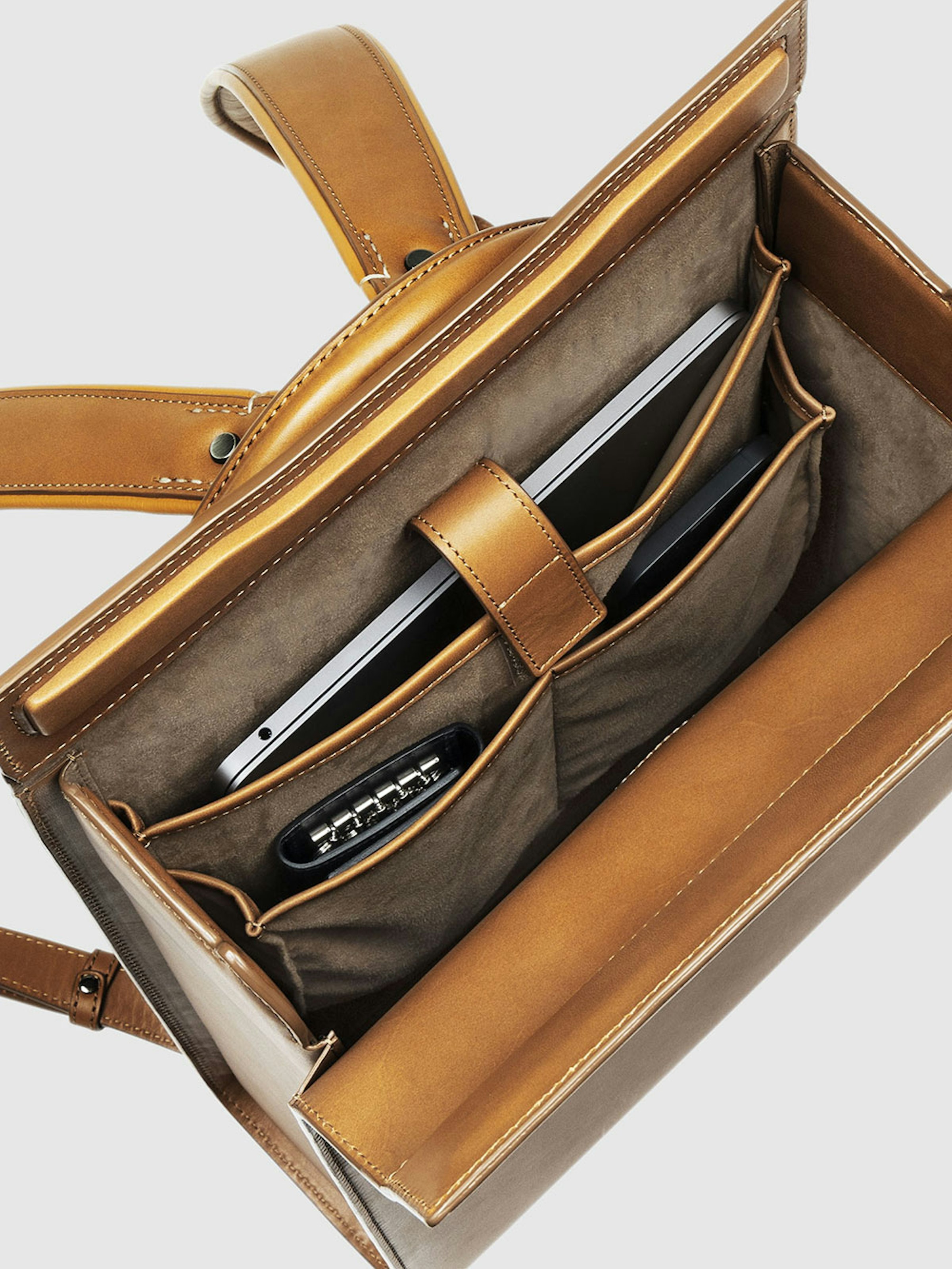 マグネット留めのトップが、全体のシルエットと開閉の所作をスマートな印象にしてくれる