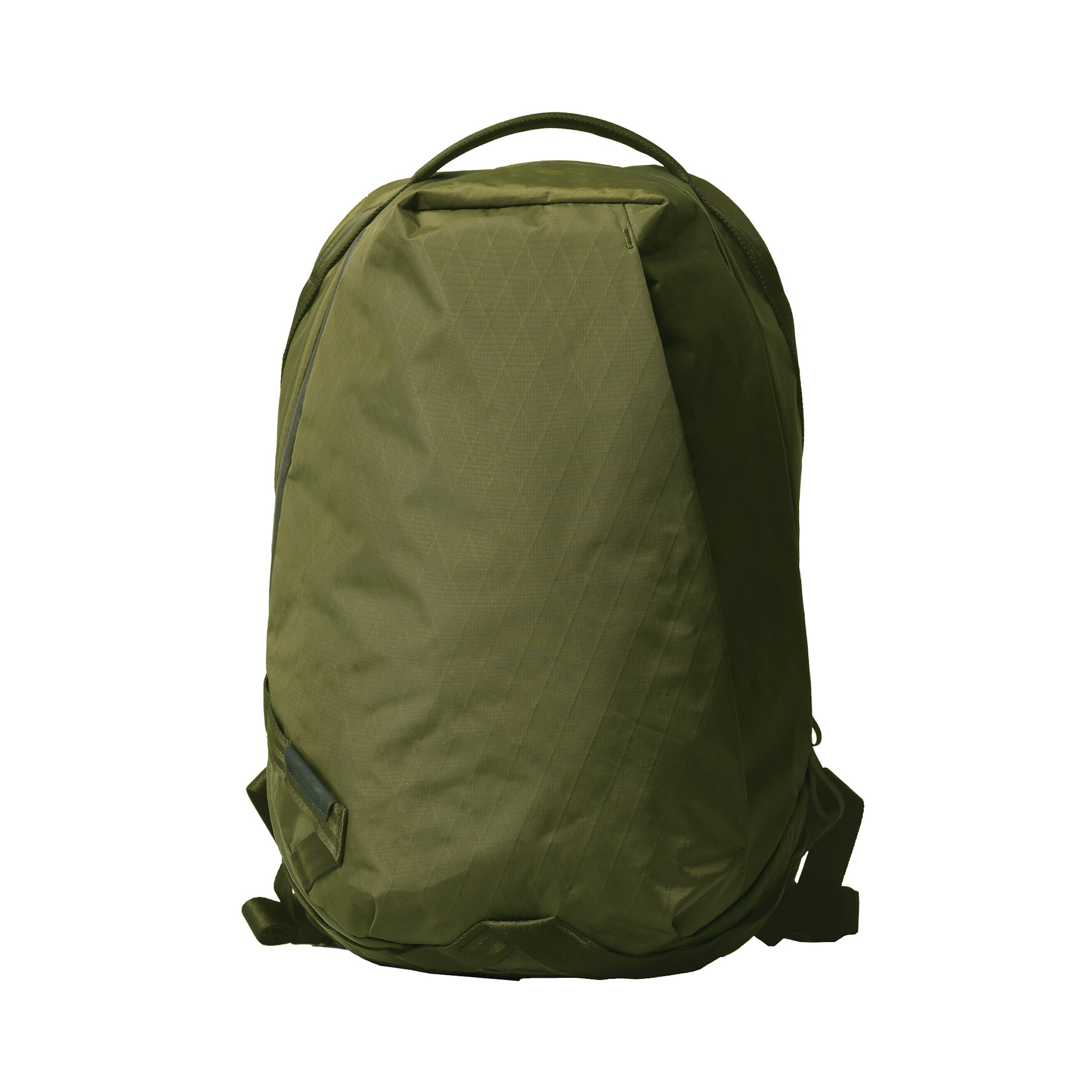 ブランドバッグにありがちな大きなロゴはどこにも見当たらない