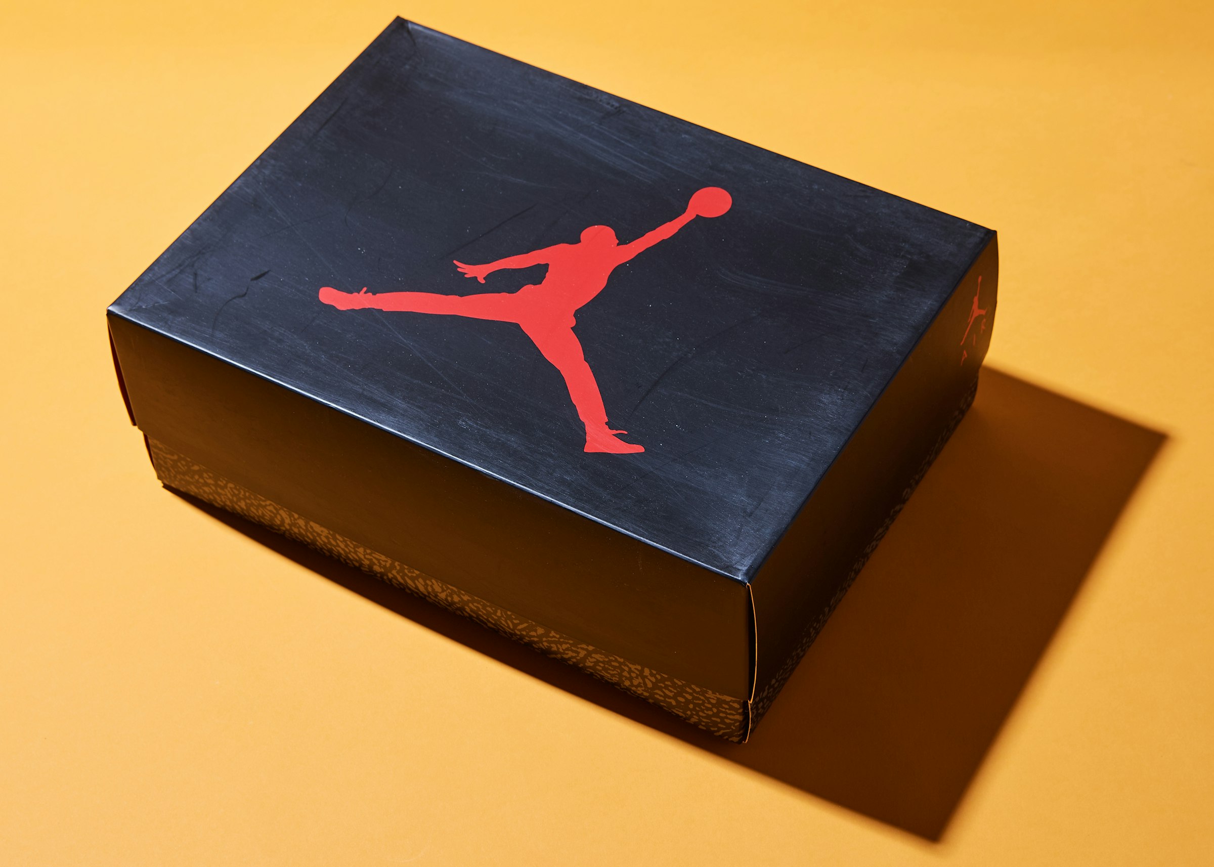 復刻モデルのシューズボックスにもジャンプマンロゴが鎮座している。箱の下部にはエレファント柄が配置される