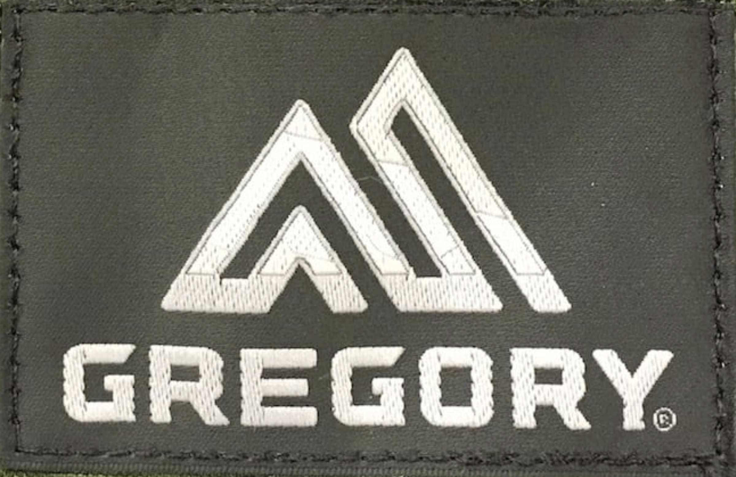 2016年に刷新されたロゴ。直線的な“一筆書き”の山は、ブランドのルーツである登山から未来へとつながる一本の道を象徴しているという