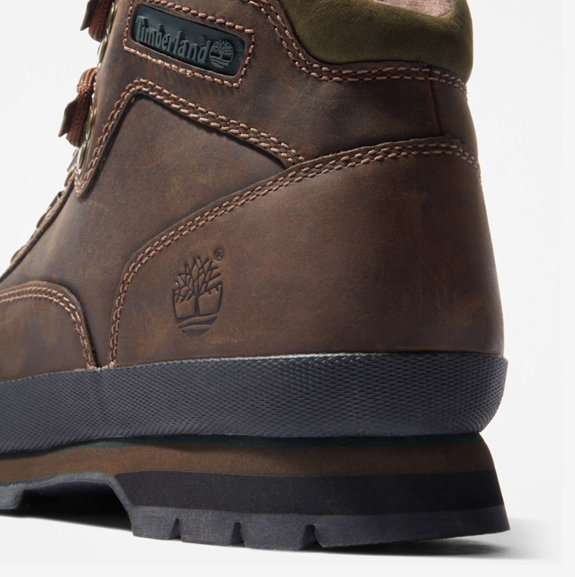 アッパーのサイドには、ツリーロゴとグリーンのロゴプレートがデザインされている