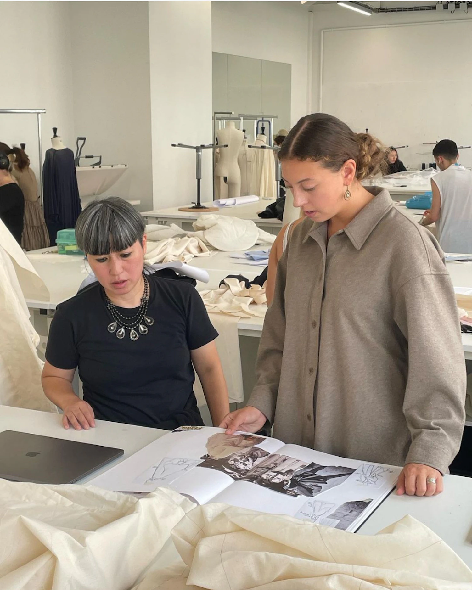 In the “Collection Development” course, I guide students to build a collection ultimately through iterative experiments such as research, draping, and collage rather than the usual sequential order of design sketches to garment creation.