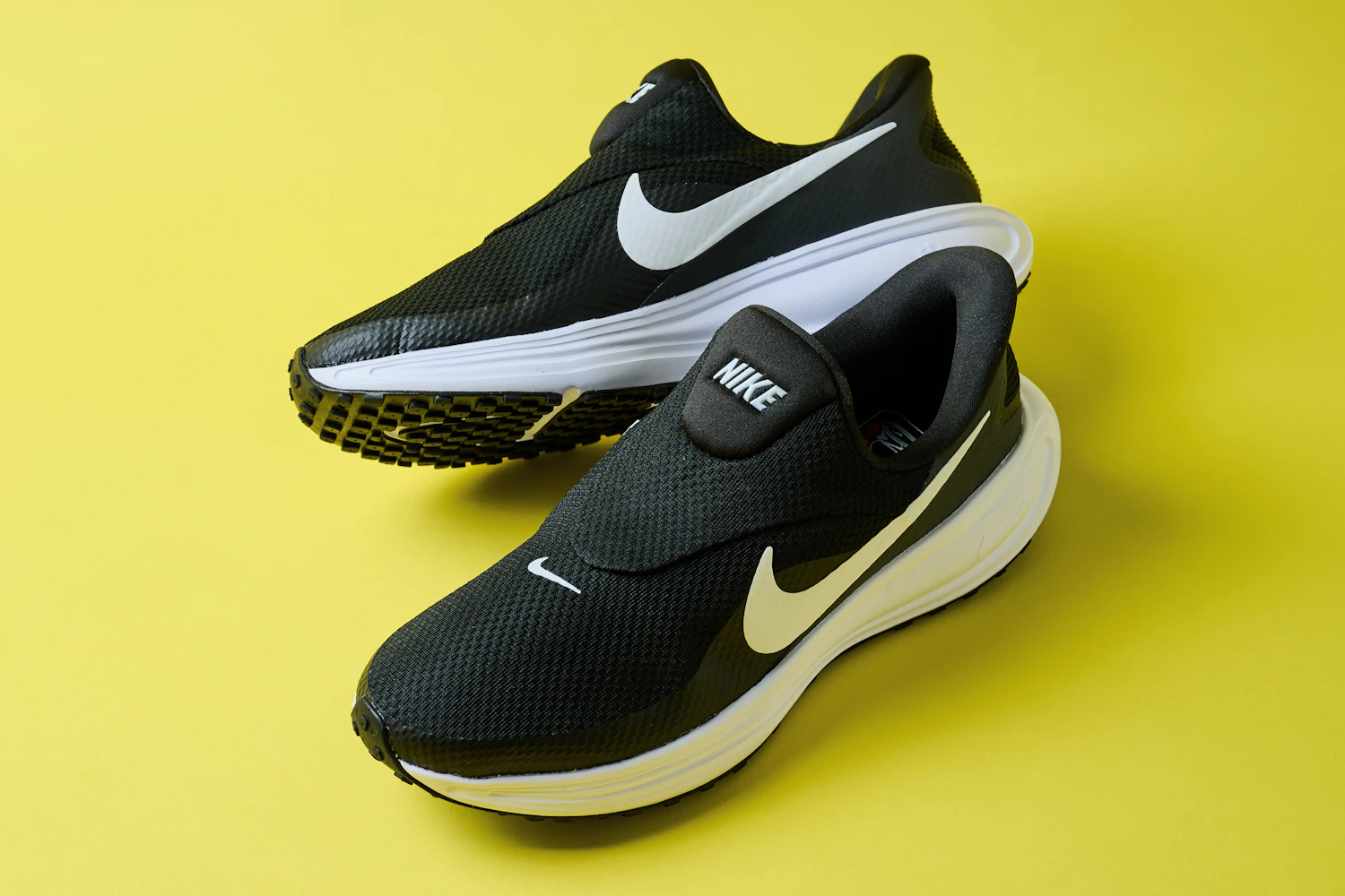 シューレースを排除したデザインで履き口も広く、「ナイキ」独自の「EASY ON テクノロジー」が搭載された一足。脱ぎ履きも容易だが、この価格帯も見逃せない。7,700円（税込）