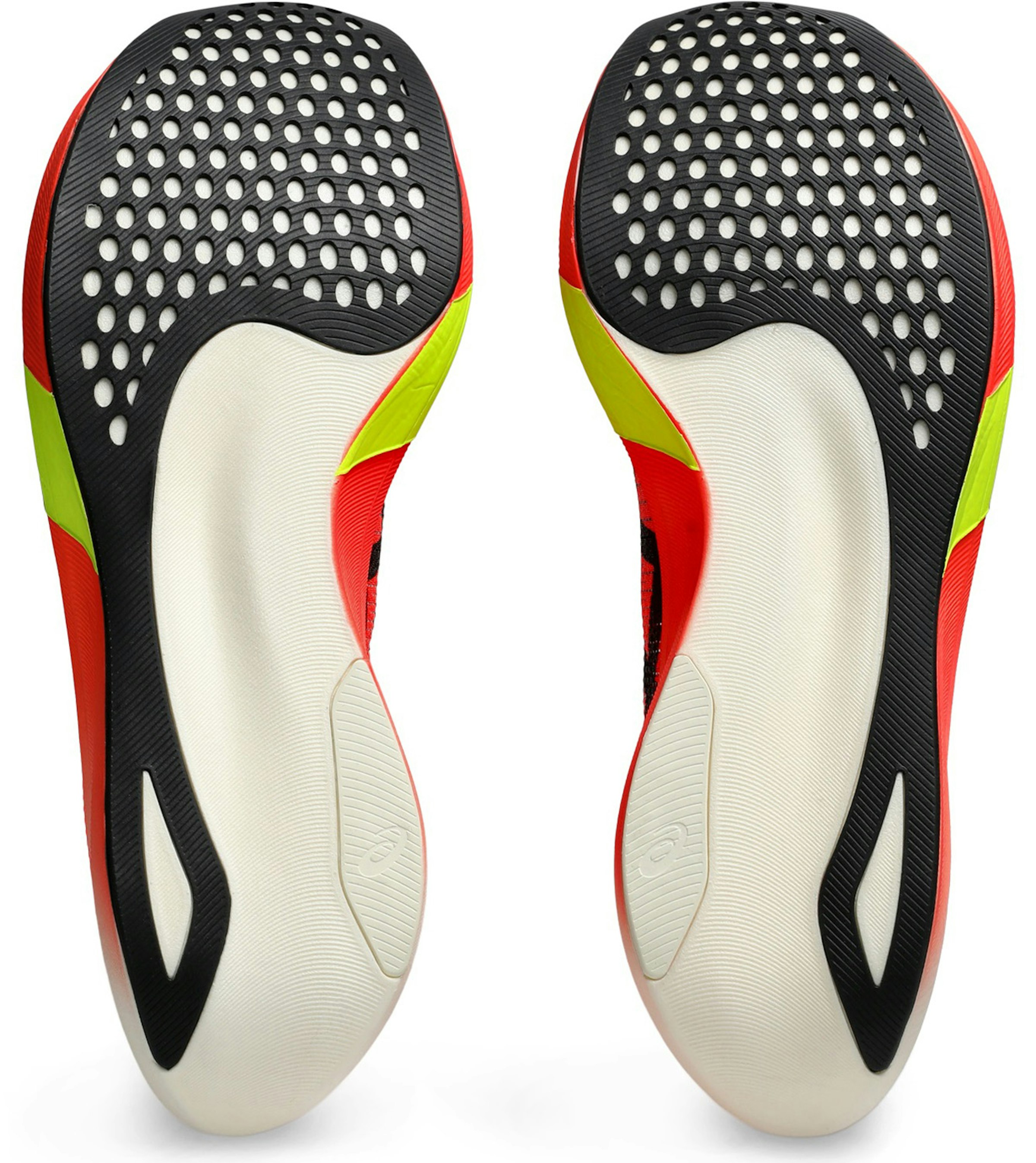 The outsole of the 'EDGE PARIS'. The long rubber part on the outer heel is a key characteristic