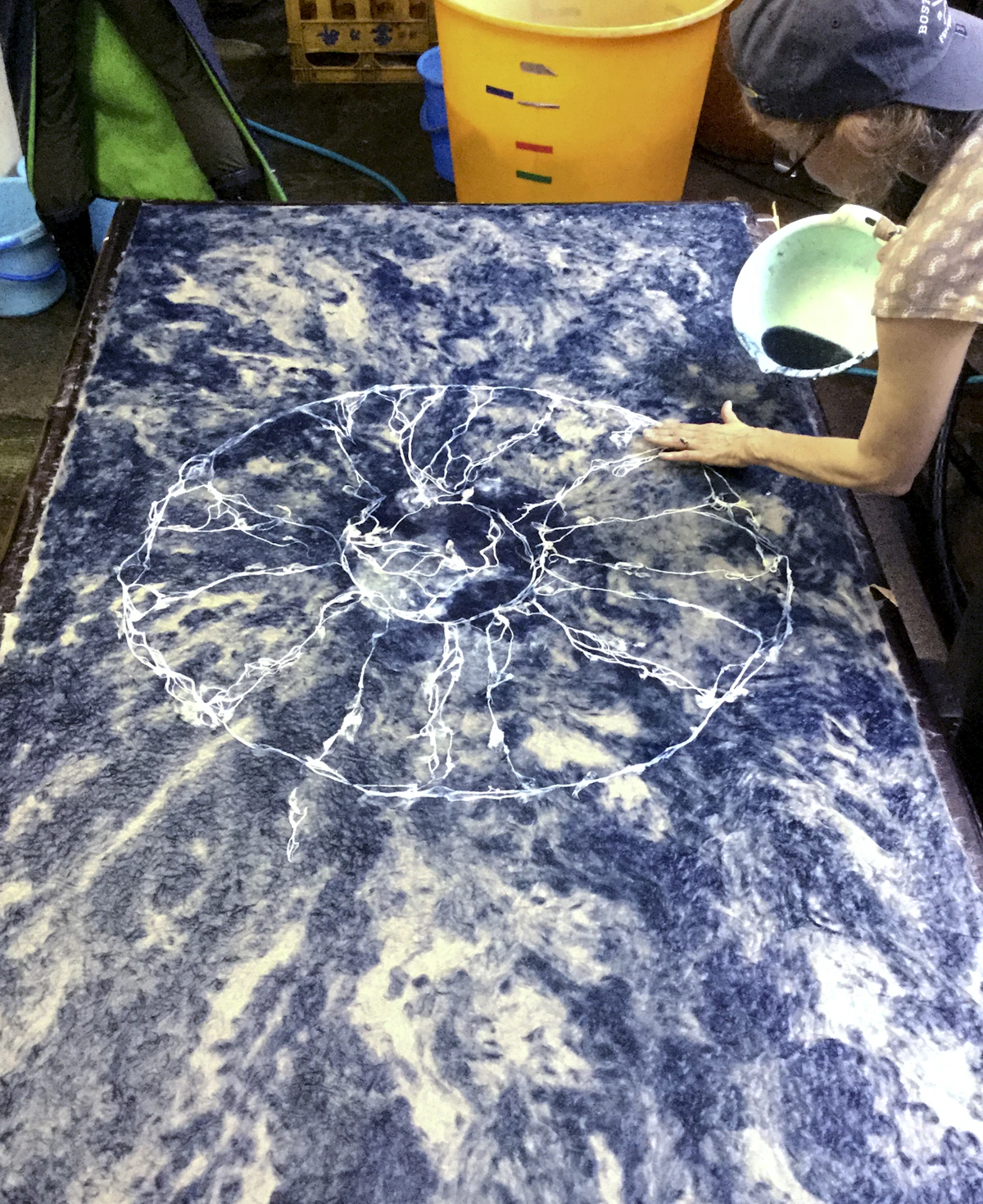 現代、越前和紙が美術工芸紙としてアート制作に使用されている例<br>提供：サラ・ブレイヤー「from the Sea to the Stars」