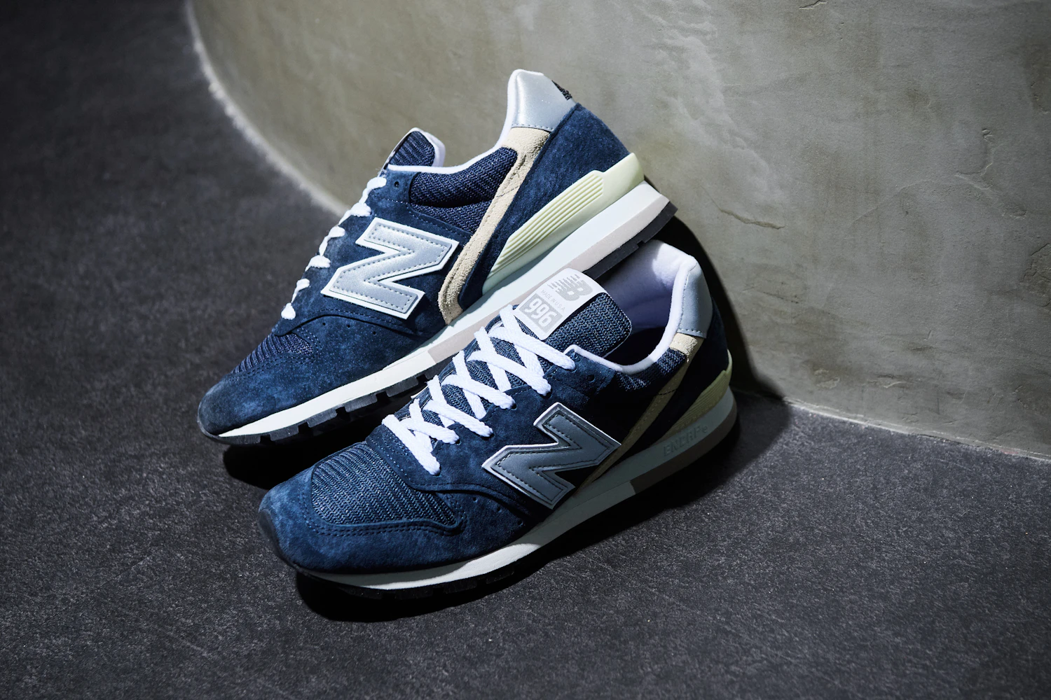 'U996' is a made in USA version that carries on the original design of the 'M996', featuring a combination of premium pigskin suede and mesh upper. It comes in both the classic gray and the popular navy color. Priced at 35,200 yen (tax included).
