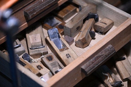 引き出しの中には複数の手作りの小鉋、作品や工程によって使い分ける