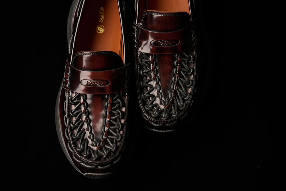 アウトドアフォーマルを叶える 「KEEN（キーン）」の「UNEEK LOAFER WK 