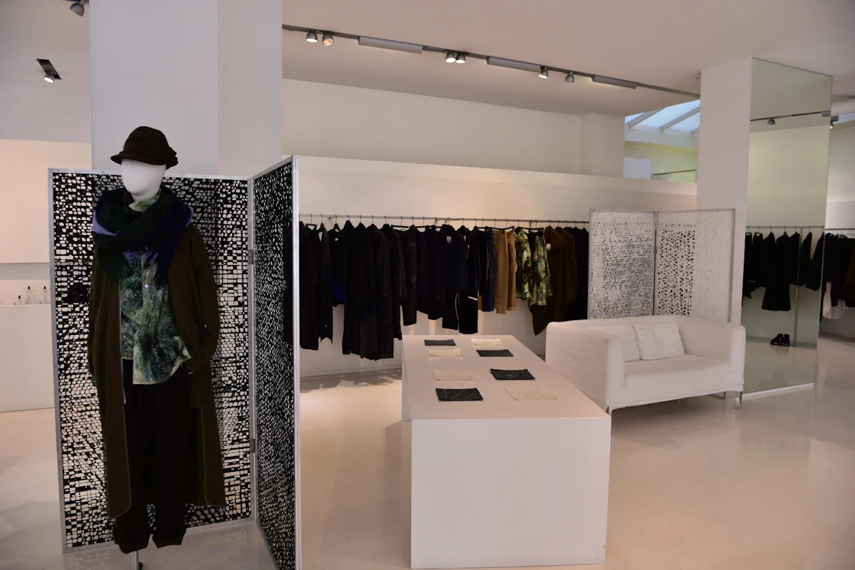 Yohji Yamamotoパリ店に設置されたこより和紙のパネル