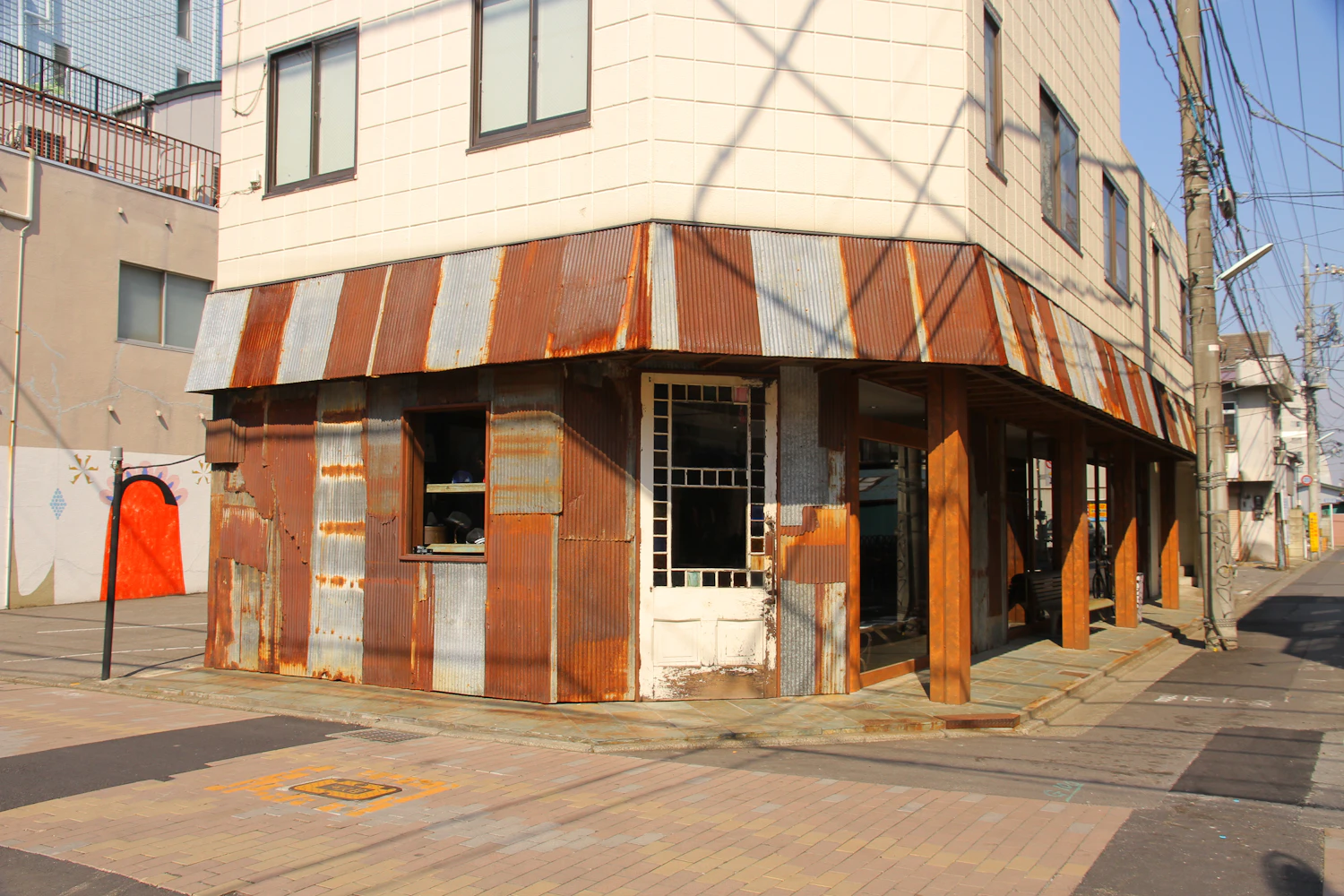 "ARK" still operates on Union Street in Utsunomiya. It currently carries street brands such as "NEIGHBORHOOD," "WTAPS," and "WACKOMARIA"