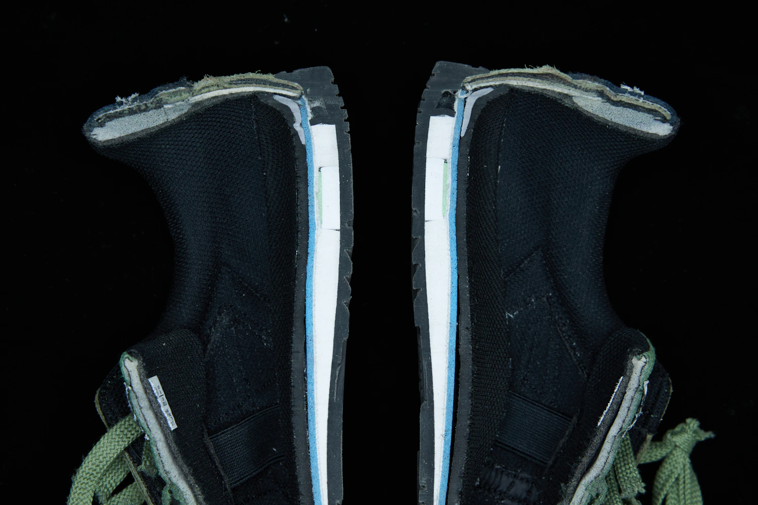 The interior of the midsole consists of blue and white foam materials, with the green layer giving the "gel" effect found at the heel.