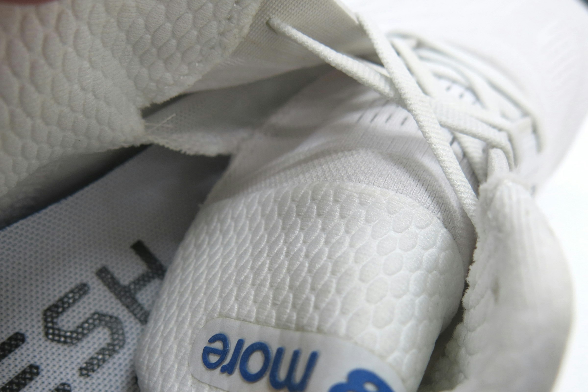 ガセットタン構造により中足部をしっかりとホールド。足とシューズの一体感が得られる