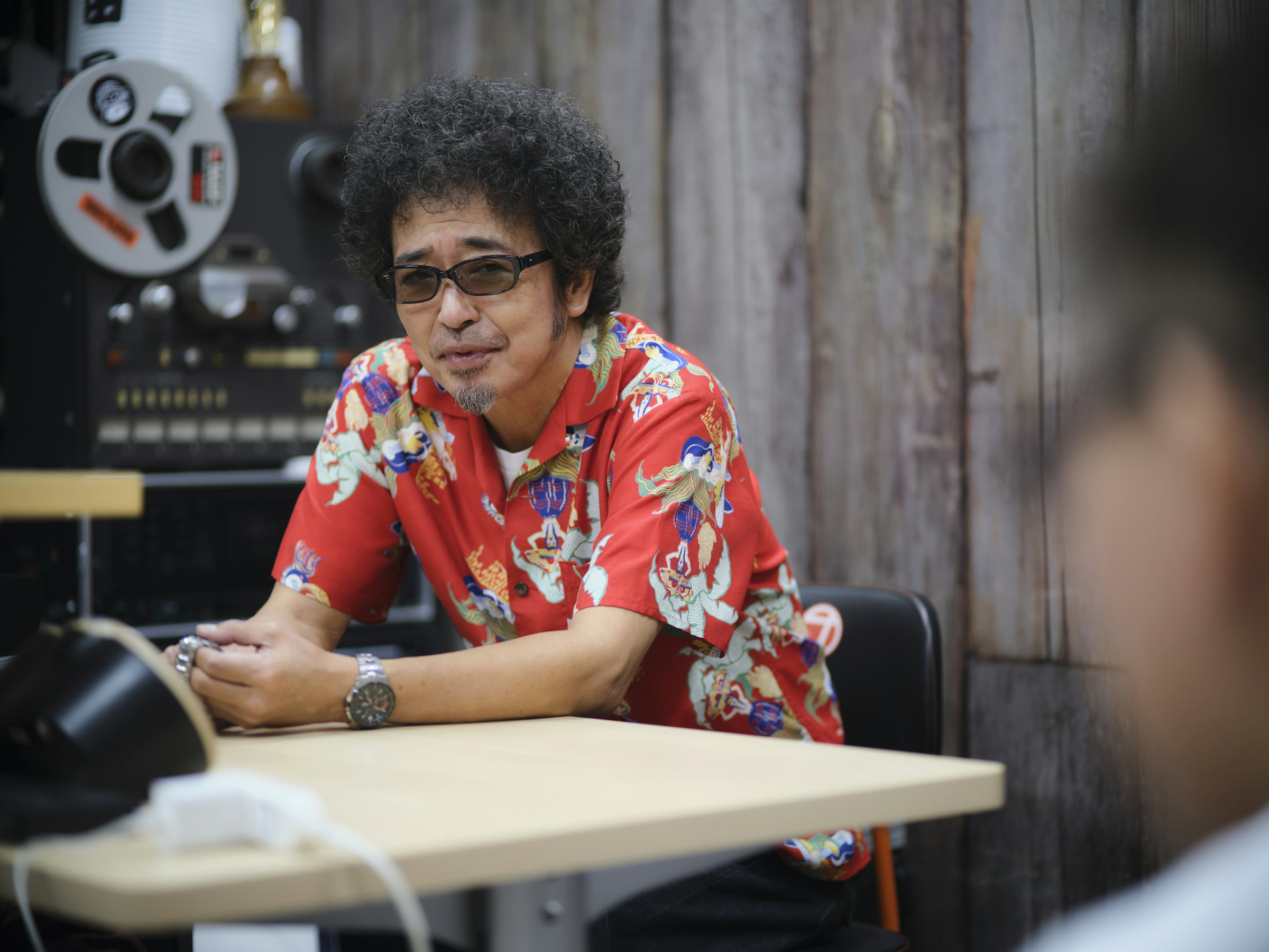 今回は還暦にちなんで赤いアロハを着用してくれた民生さん。対談も終始和やかに進んだ