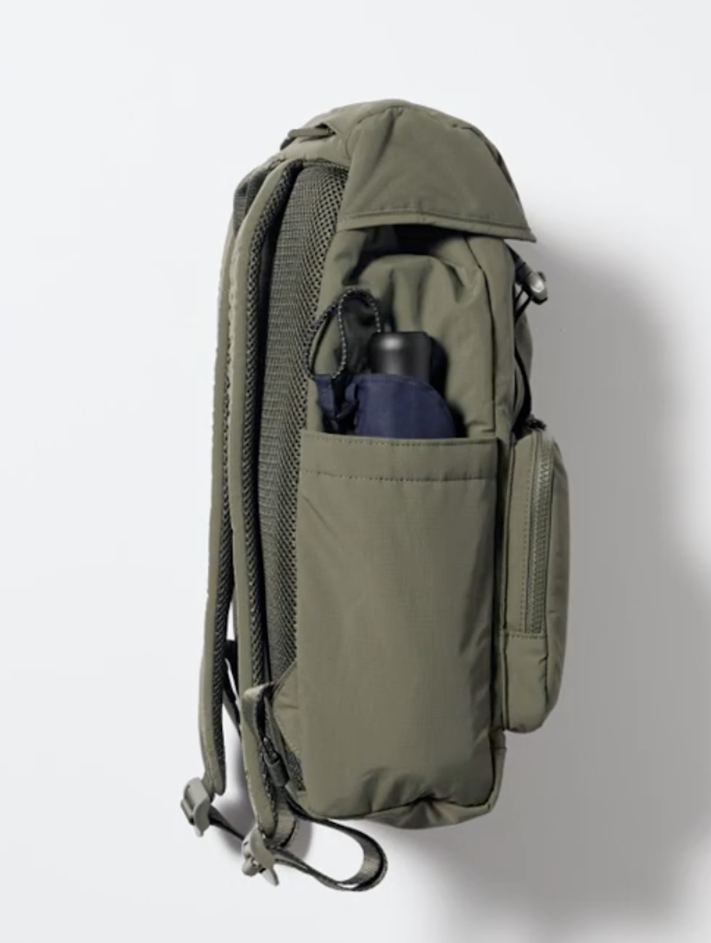 サイドのポケットは縦長仕様なので折り畳み傘などを入れるのに便利