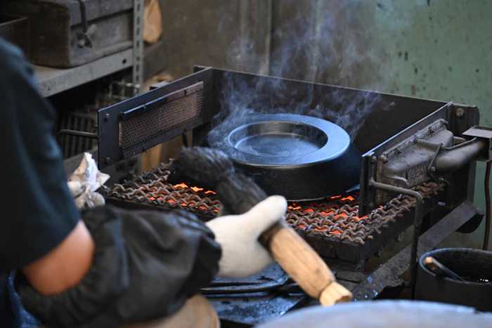 漆を何度も塗り重ねて、コーティングを行う