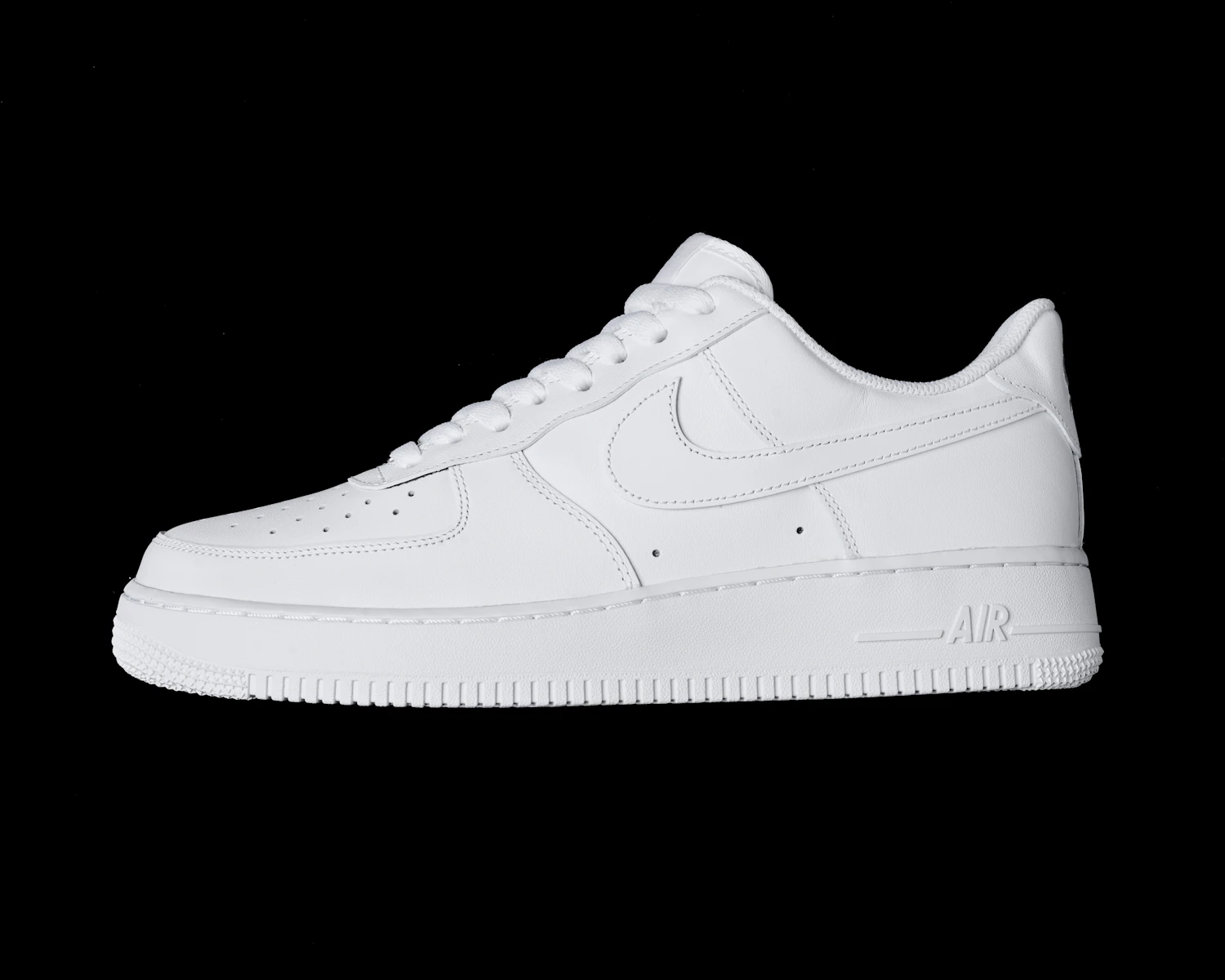 「NIKE」における不朽の名作として現在も人気の「エアフォース 1」。現在の正式なモデル名は「エアフォース1 ’07」だ。16,500円（税込）