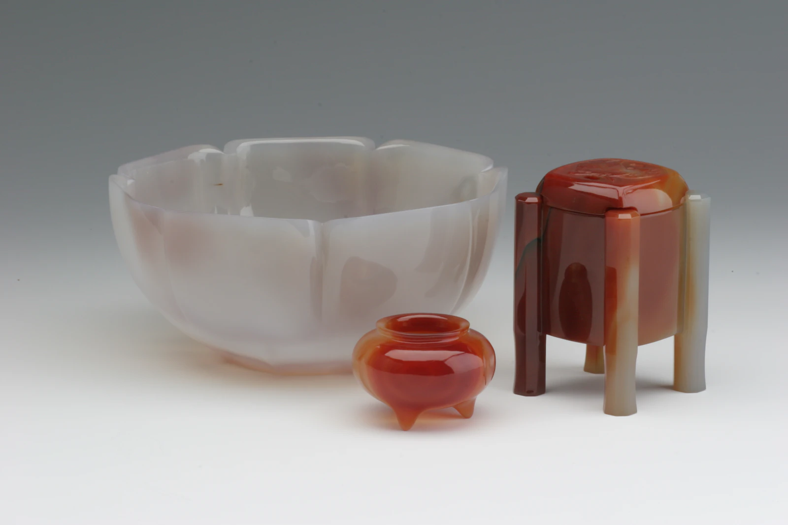 石が語る物語、炎の赤と吉祥のモチーフに込められたデザインの秘密