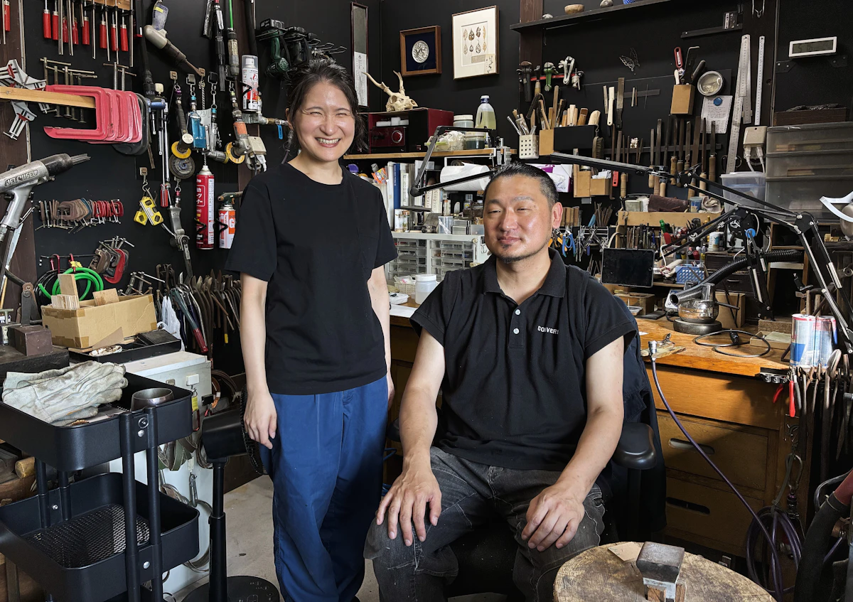 夫の原田武さん（右）と。原田さんも金工を扱う美術家として国内外で活動する