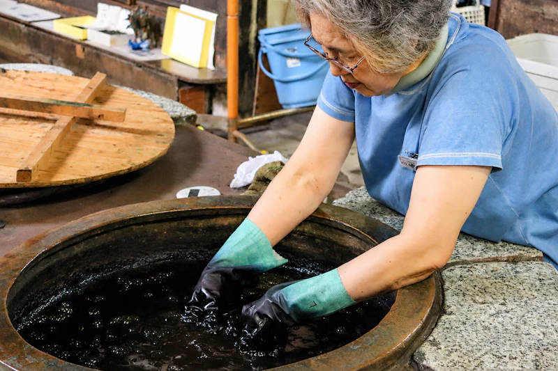 「藍は生き物」受け継がれる津軽天然藍染の手仕事