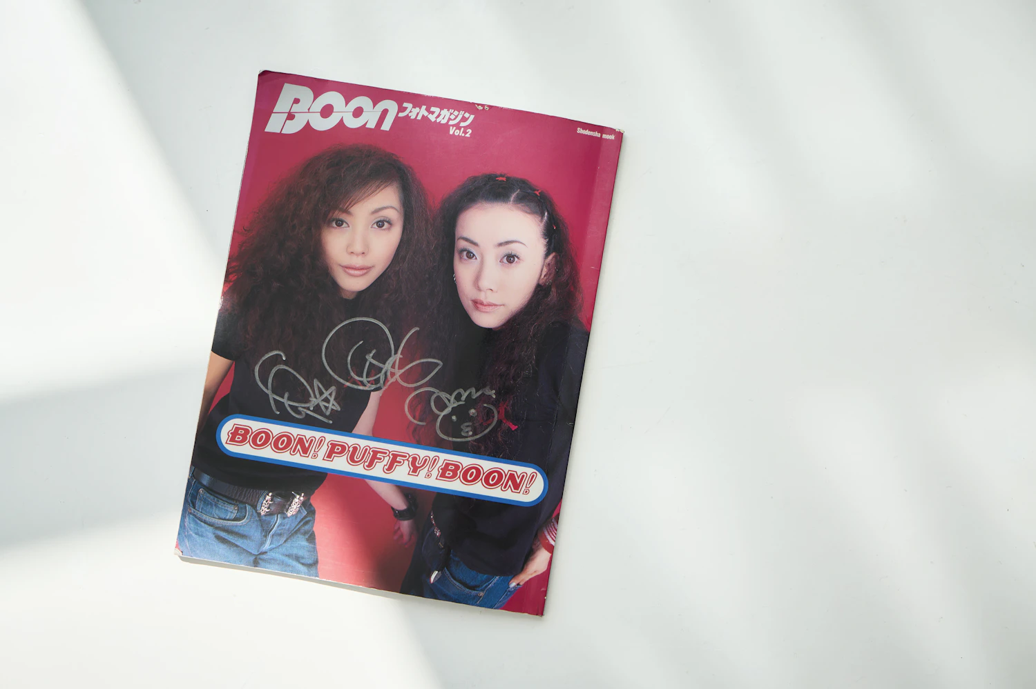 この日、藤原さんが持参した90年代に購入したという私物の雑誌『BOON！PUFFY！BOON！』。サインは5年前に会った際に書いてもらったそう