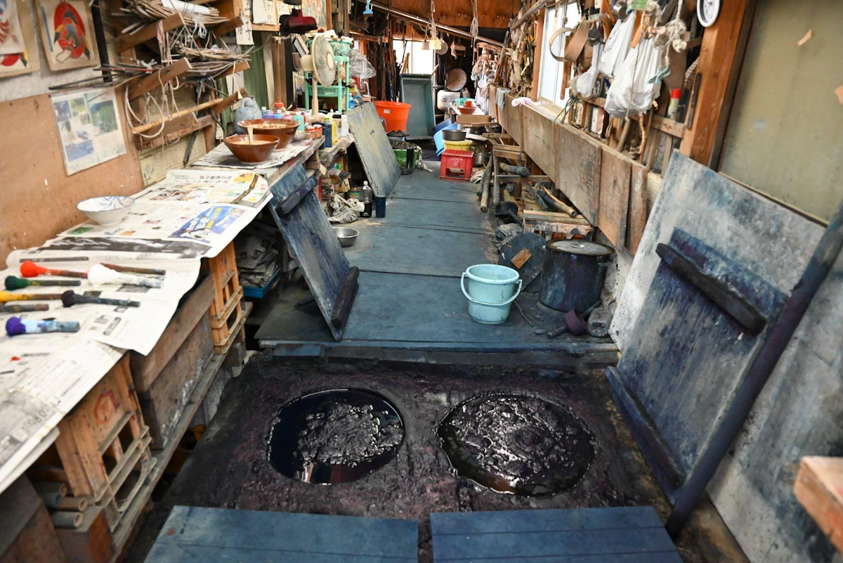 色差しを行った場所に、さらに糊を置き、藍や柿渋で染め上げる。藍がめから引き上げる際は、糊と染料で大変な重量になるのだという。