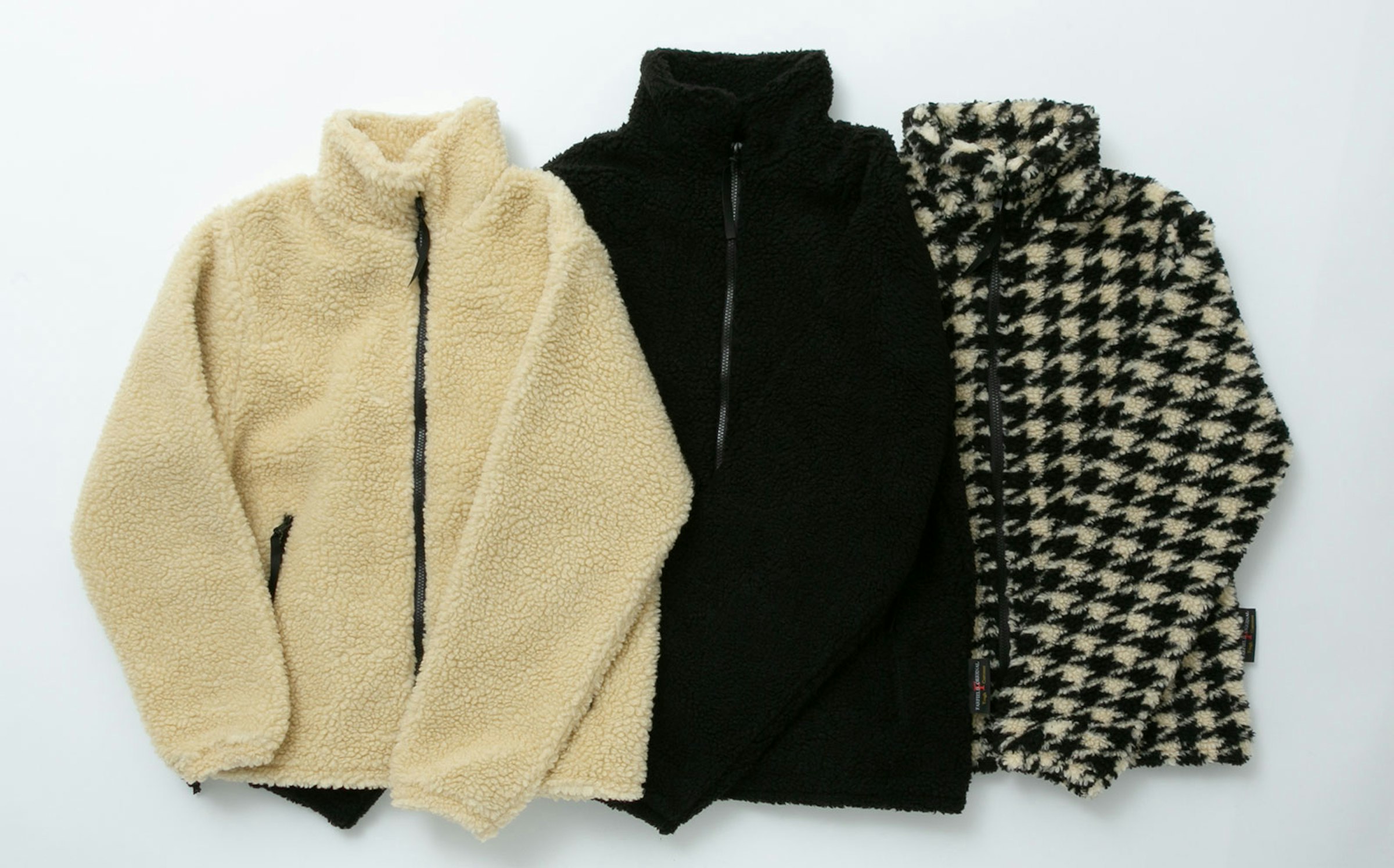 FELL JACKETにはテキスタイルだけではなくソリッドなものもラインナップされている