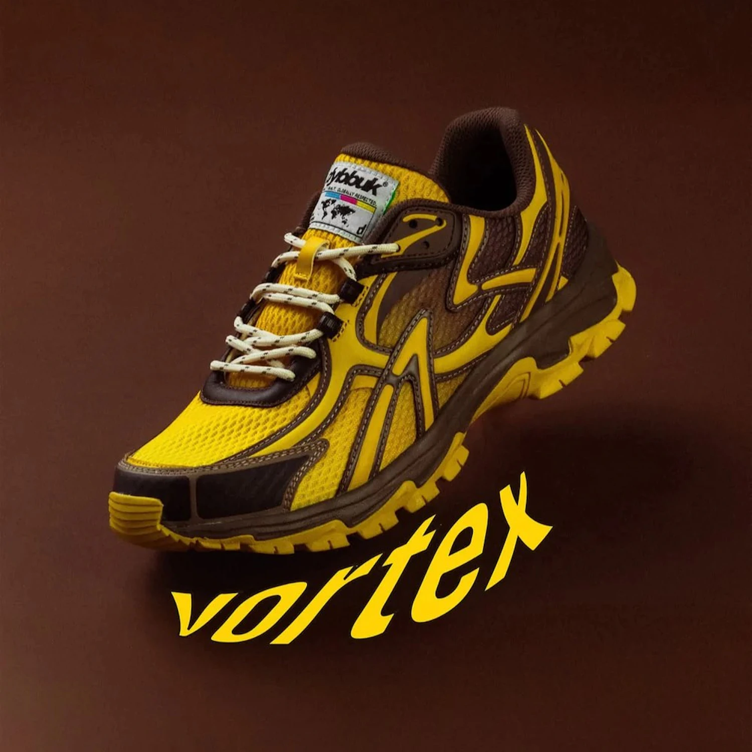 こちらはブラウン／イエローのカラー。「VORTEX V.2」28,600円（税込）