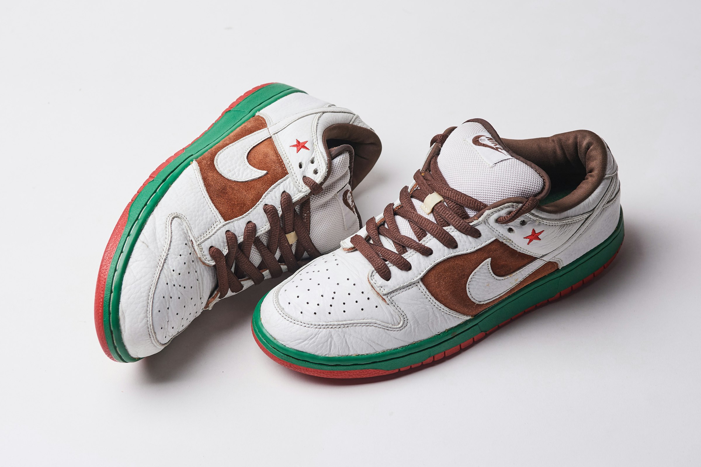 The DUNK SB 'CALIFORNIA' model officially adopts the colors of the California state flag adopted in 1911. The brown on the sides represents the now-extinct 'California Grizzly' depicted on the flag