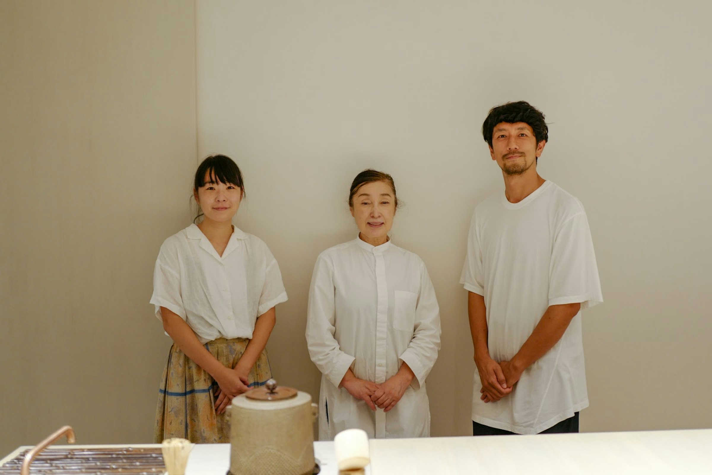 画像: 左から）今泉絵里花さん、女将の石上智子さん、宮内義孝さん