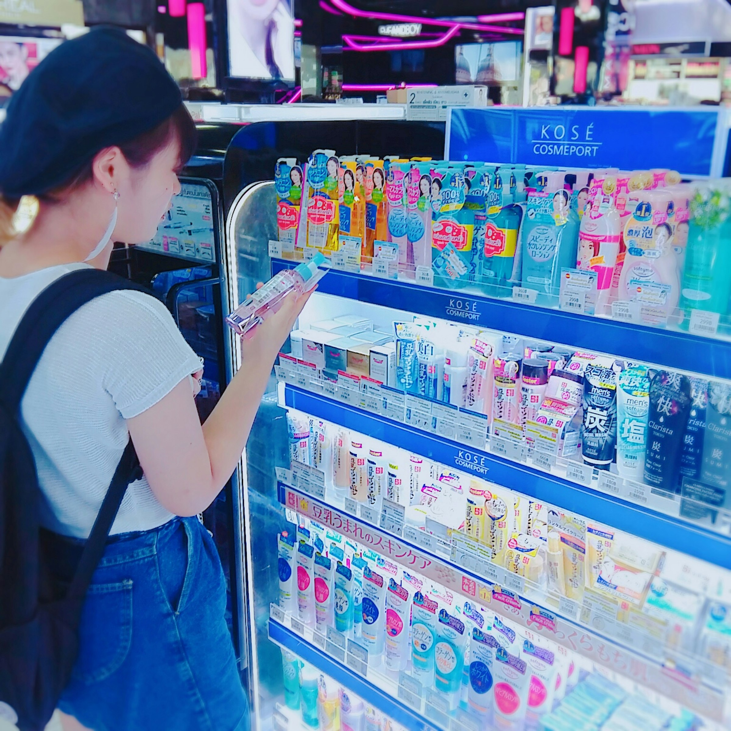 タイでのゼミ合宿での化粧品市場調査の様子