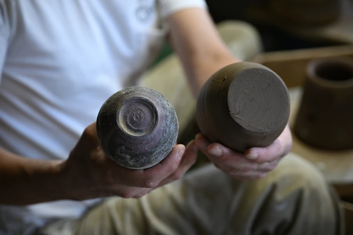 きめ細かく、滑らかな信楽の粘土（左：成形後、右：成形前）