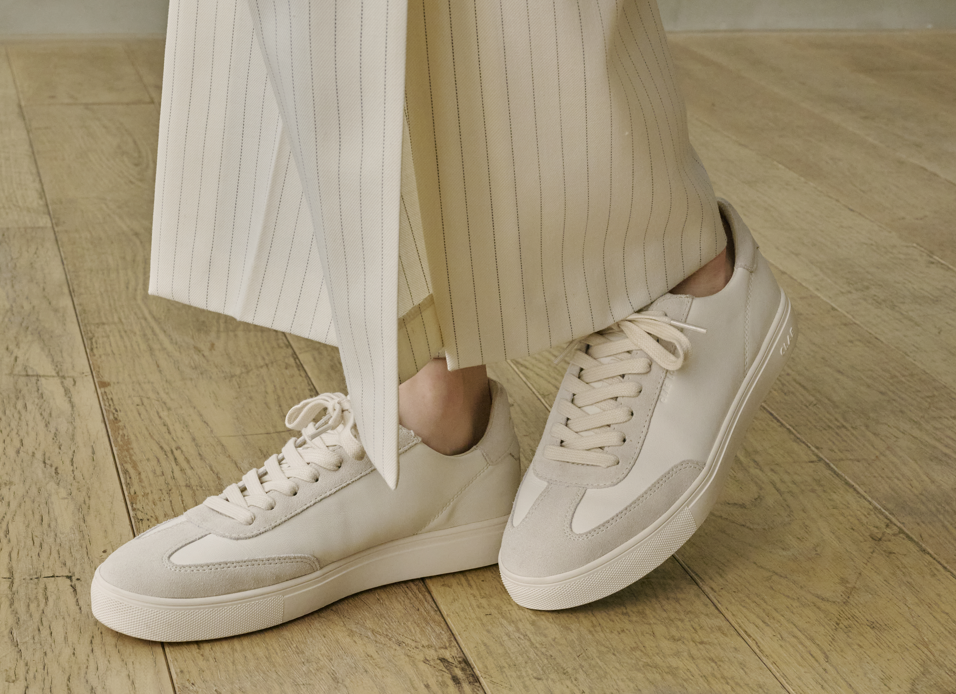 CLAE (クレイ)スニーカー ホワイト/ブラウン 26㎝ シンプルなデザインとサステナブルなものづくり： LA発の「CLAE