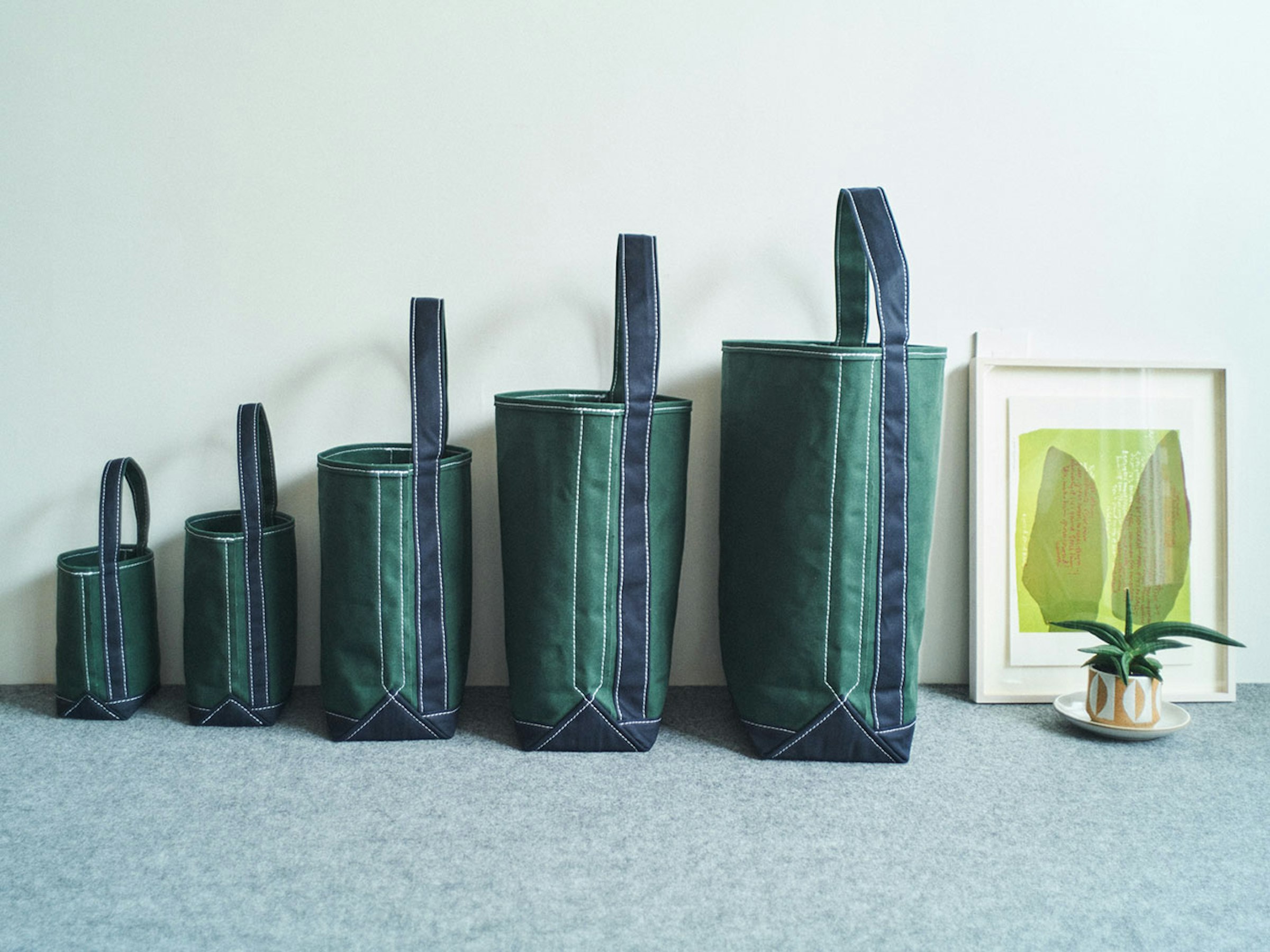 Photo Mai Kise<br>写真 向かって左から：2025秋冬から新しくラインナップされるMINIMINI、<br>現在展開中のMINI、SMALL、MEDIUM、LARGEの5サイズ展開となっている<br><br>BAGUETTE TOTE MINIMINI　11,000円（税込）<br> BAGUETTE TOTE MINI　13,200円（税込）<br> BAGUETTE TOTE SMALL　14,300円（税込）<br> BAGUETTE TOTE MEDIUM　15,400円（税込）<br> BAGUETTE TOTE LARGE　16,500円（税込）