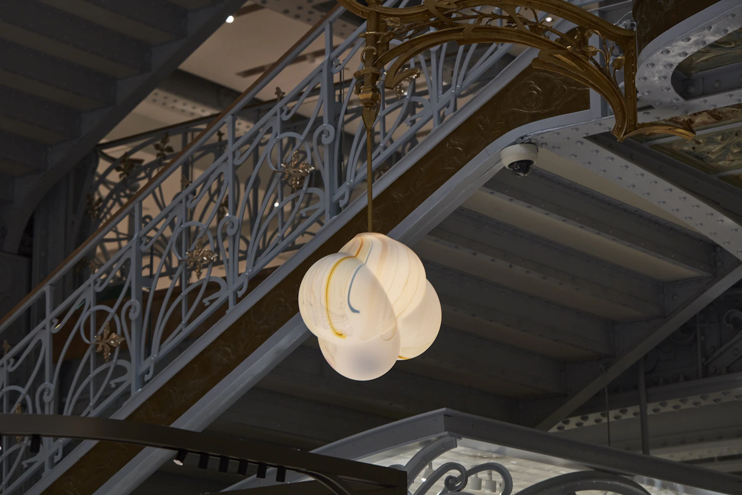 Jeremy Maxwell Wintrebert, Cloud, freehand-blown glass, La Samaritaine, Paris. © JMW Studio