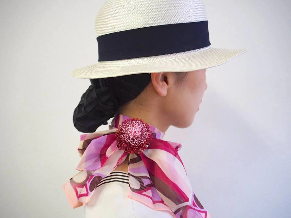 水引の技術を使った小物。和装洋装問わず、ヘアアクセサリーやブローチとして使うことができる。画像提供：株式会社有高扇山堂