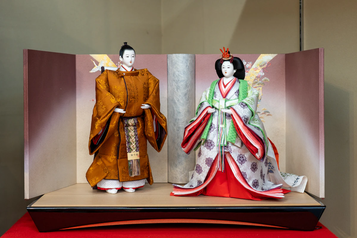 今上天皇（令和）即位の際の装束に身を包んだ雛人形。<br>加藤さんご夫妻は有職故実の造詣にも深く神職の家などからの製作依頼もある
