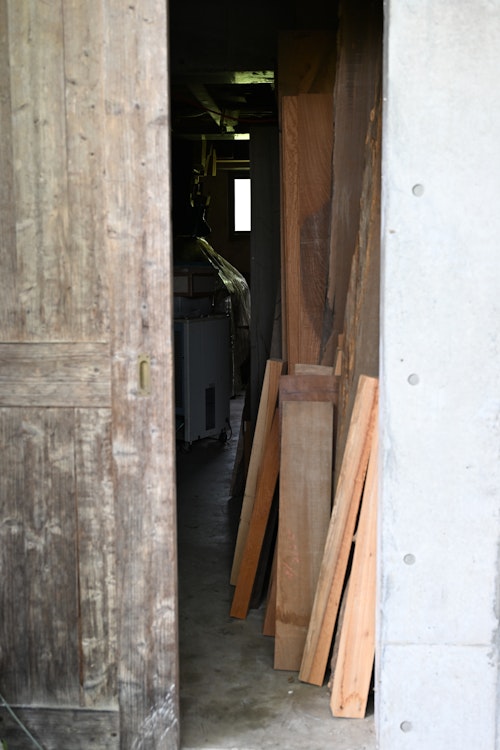 木小屋に集められた木材たち。これらをどう作品にしていくか、木を見ながら考える
