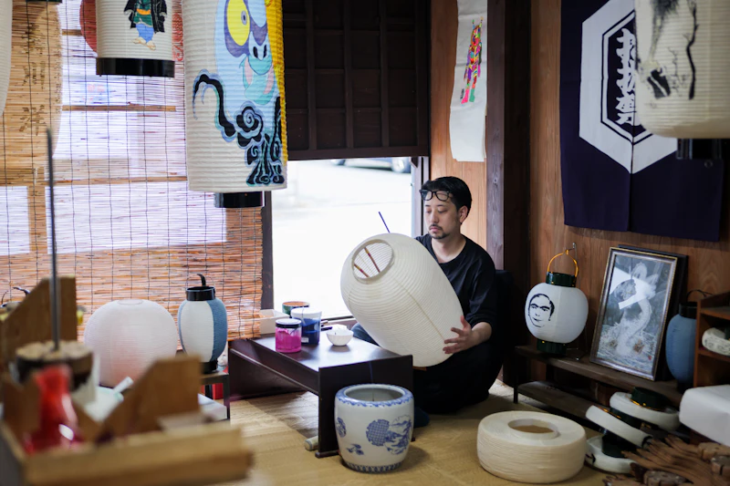 八女提灯「伊藤権次郎商店」8代目の伊藤博紀に聞く、世界から異例の依頼が絶えない理由