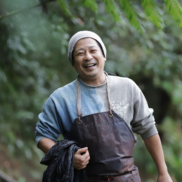 本場奄美大島紬　肥後紬 大島紬を支える泥染め：奄美大島の泥が生み出す「生きた黒」 | fashion