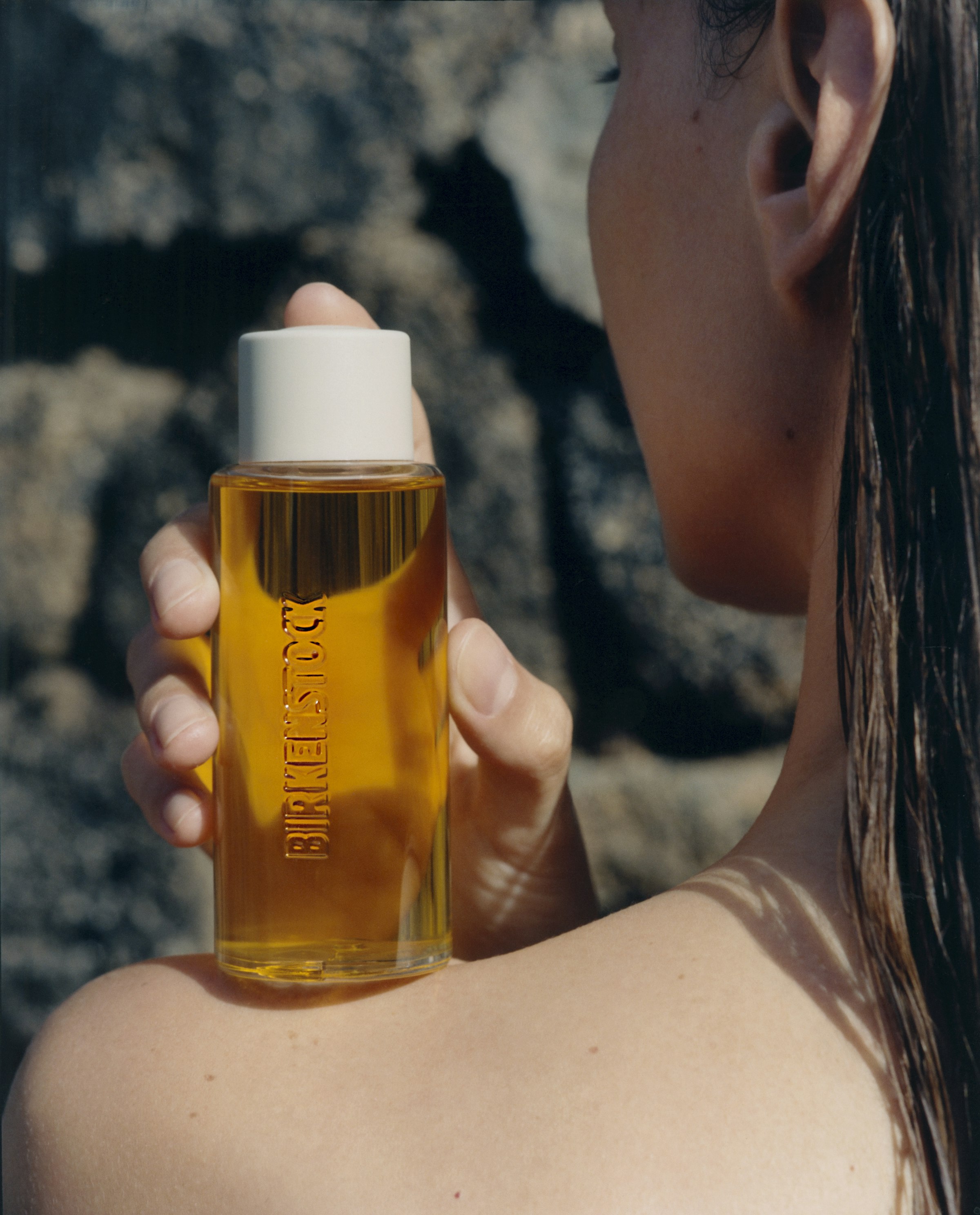 足だけでなく、全身に使用可能。「コンフォーティングドライオイル」100ml 4,840円（税込）