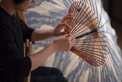 伝統に挑みながら和傘文化を守り続ける「仐日和」