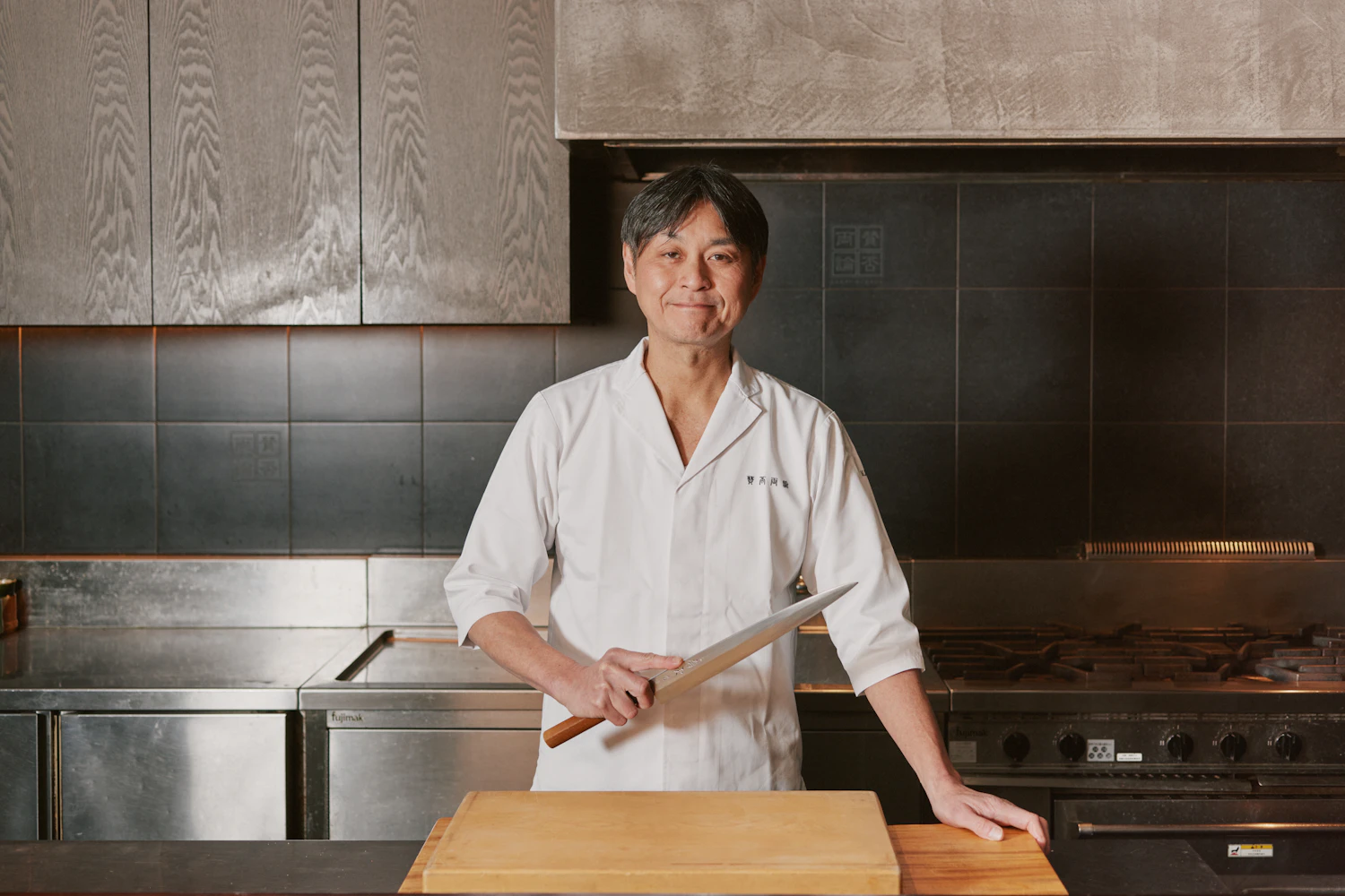 この包丁を持つと、気合が入る──賛否両論・笠原将弘が語る「相棒」の条件