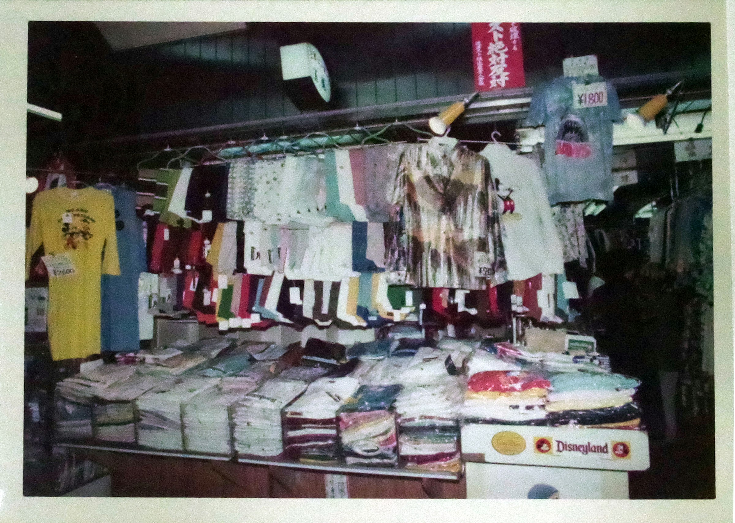 画像: 1977年ごろの店頭。看板も、開放的な雰囲気も、現在と全く変わっていない。"スト絶対反対"の張り紙が時代を感じさせる。当時も「玉美のおじちゃんは優しい」と評判だったそう