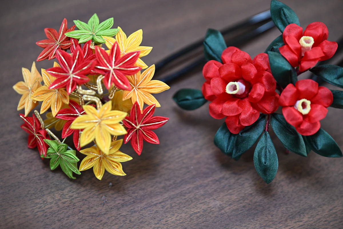 羽二重の光沢と柔らかさを感じ、季節の花々をデザインした存在感のあるかんざし