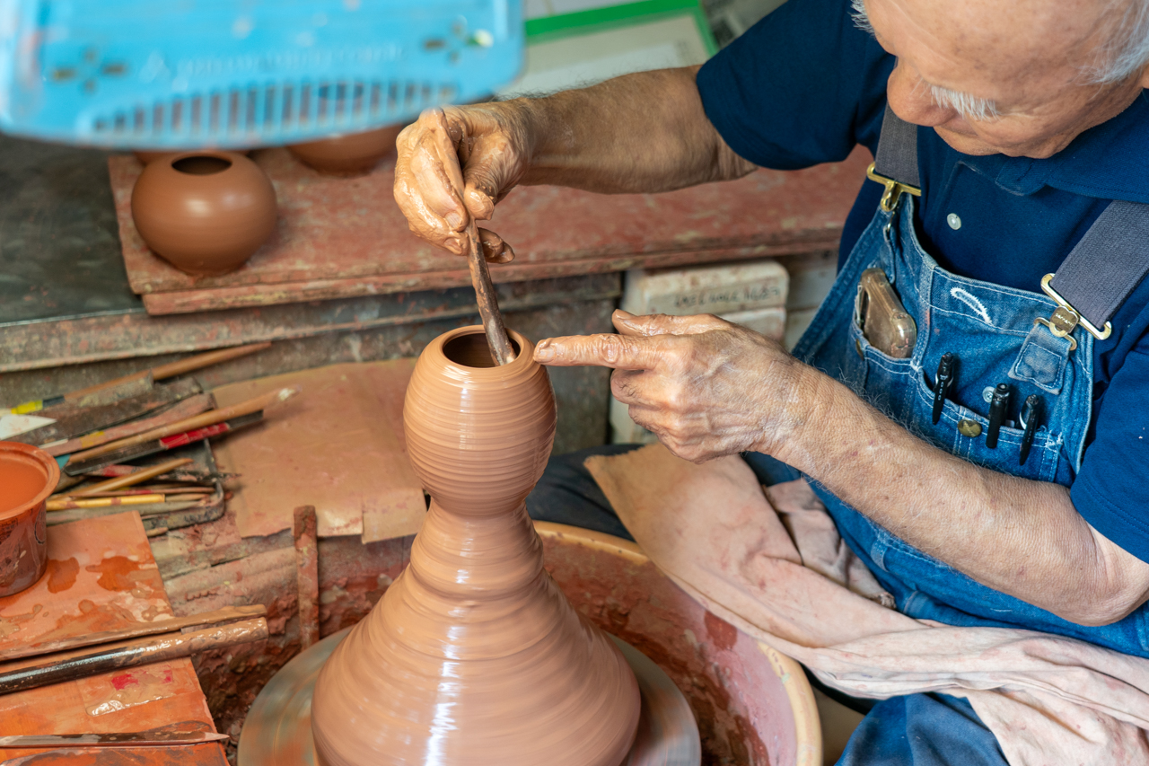 常滑急須の深淵な世界、職人・小西洋平が生み出す無二の茶器 | Artisan