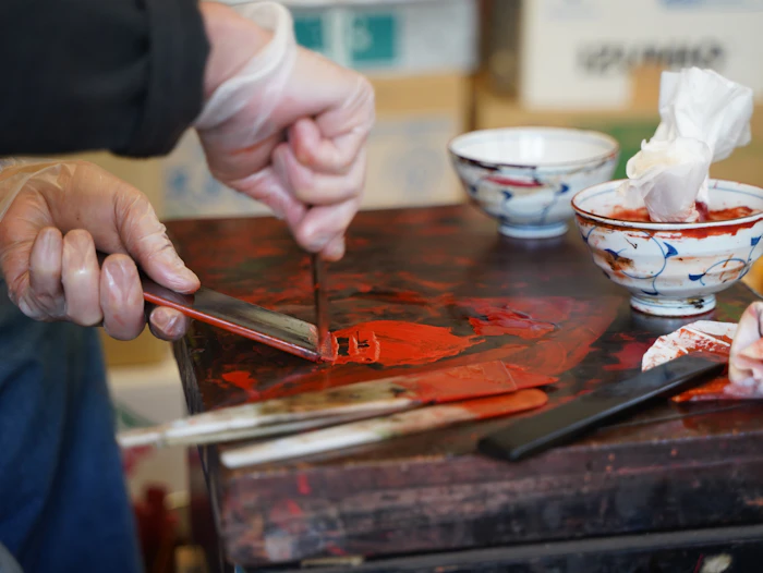 湿度と温度を感じ取りながら、一瞬の気の緩みもなく漆を練り上げる